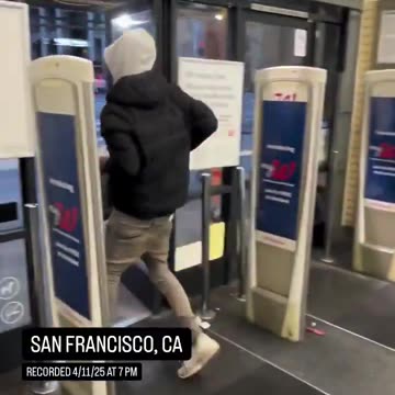 Brothas Lootin' CVS Makeup To Feed Dey Keeids!