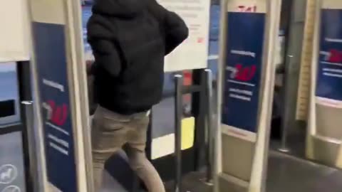 Brothas Lootin' CVS Makeup To Feed Dey Keeids!