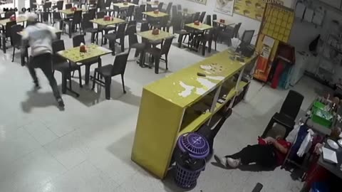 Video del asesinato de una mujer cajera