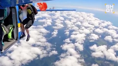 What idiot opens a chute before they've left the plane？