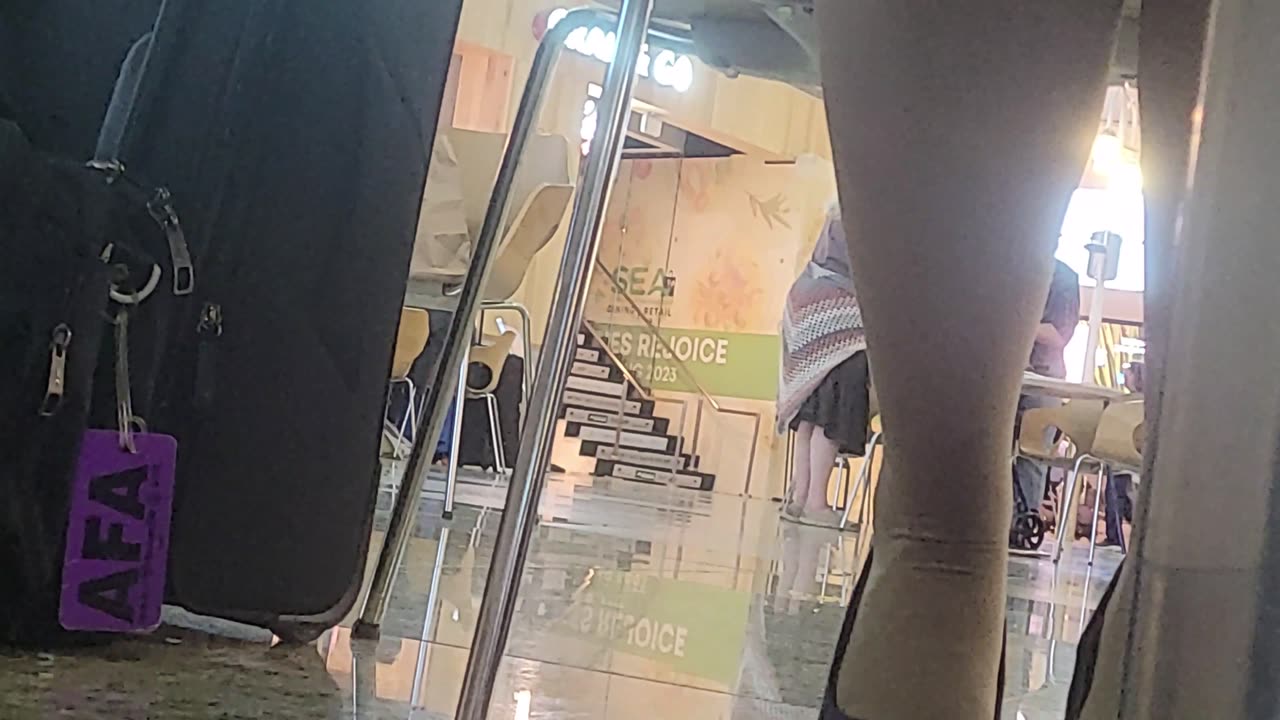 Air-hose-tess under the table heelpopping