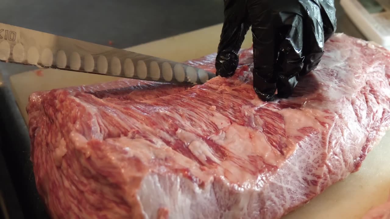 She cooks Kobe steaks herself! The wildly popular steakhouse in Kobe!