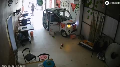 She saves her child with an incredible reflex