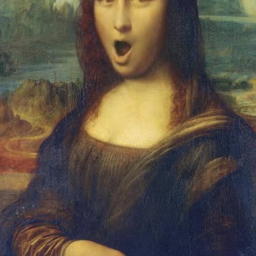 Monalisa mexendo os lábios