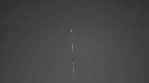 Amazing view of the sky with Starlink satellites passing over Japan today