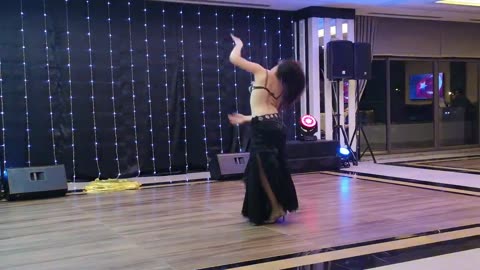 Harika Oryantal Iranli Dansöz harika oynuyor ...