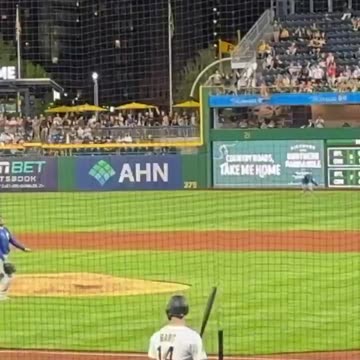 Hombre cayó desde el muro Clemente en PNC Park