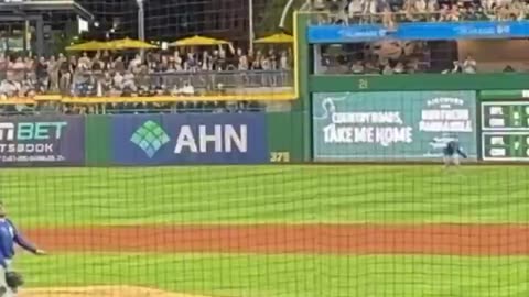 Hombre cayó desde el muro Clemente en PNC Park