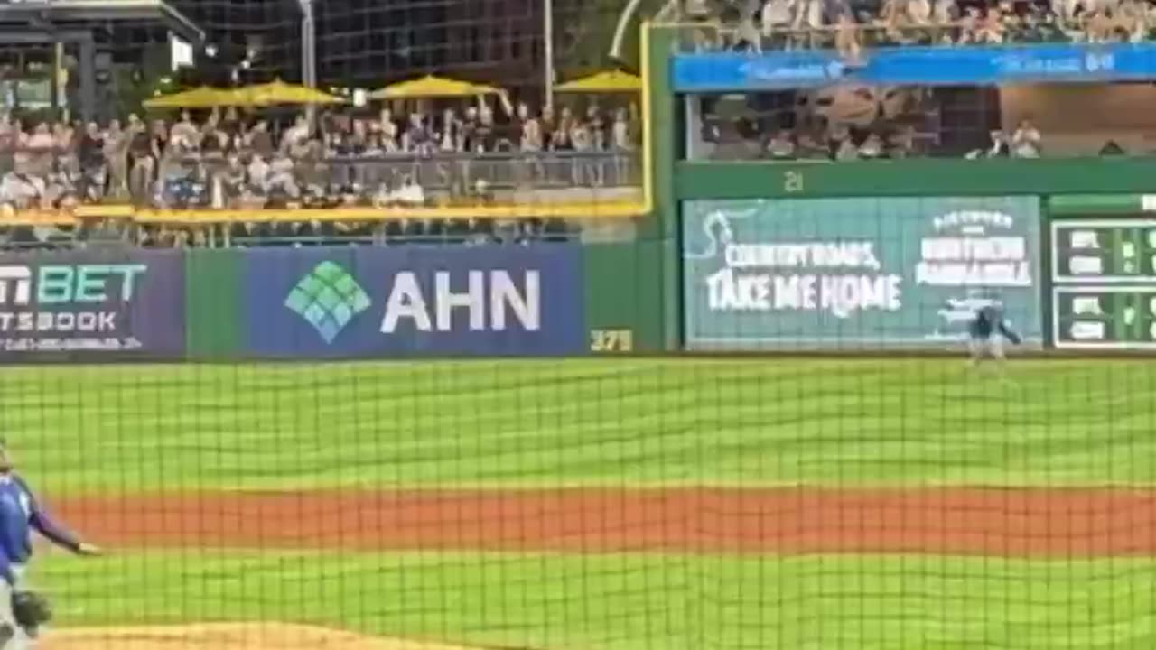 Hombre cayó desde el muro Clemente en PNC Park
