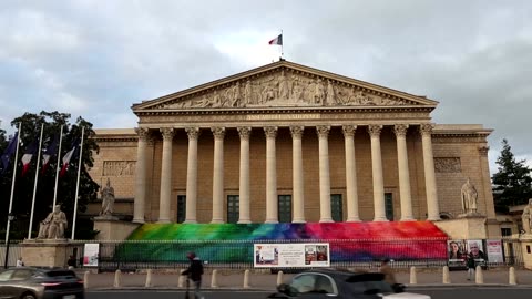 French government faces turmoil ahead of confidence vote