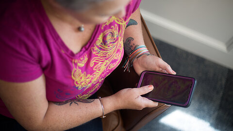 Screen time worries? Older Americans spend 22 hours weekly online