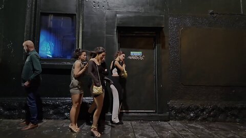 Liverpool Nightlife. Very cold wind. Girls freezing