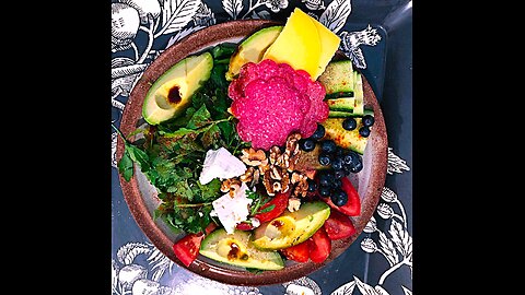 “Avocado Salad with Salami & Blueberries?! 🥑🤯 #WeirdFoodCombos #AvocadoRecipe”