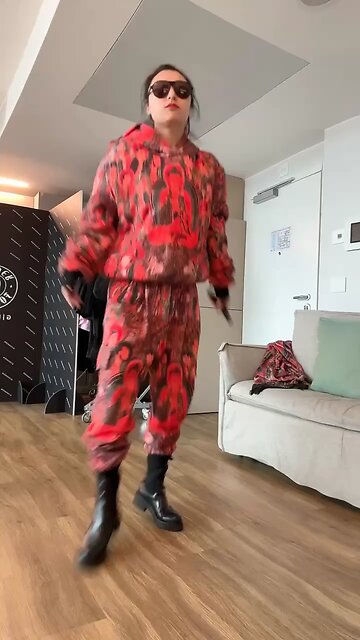 新年、圣诞的脚步越来越近了。 穿上一整套红色的佛系服装，跳起那段带着力量的舞， 我仿佛真的看见了—— 2026 正在向我们走来，红红火火、热热烈烈、充满希望