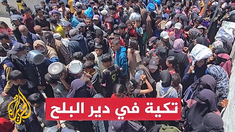 تكية خيرية توزع الطعام على النازحين في دير البلح