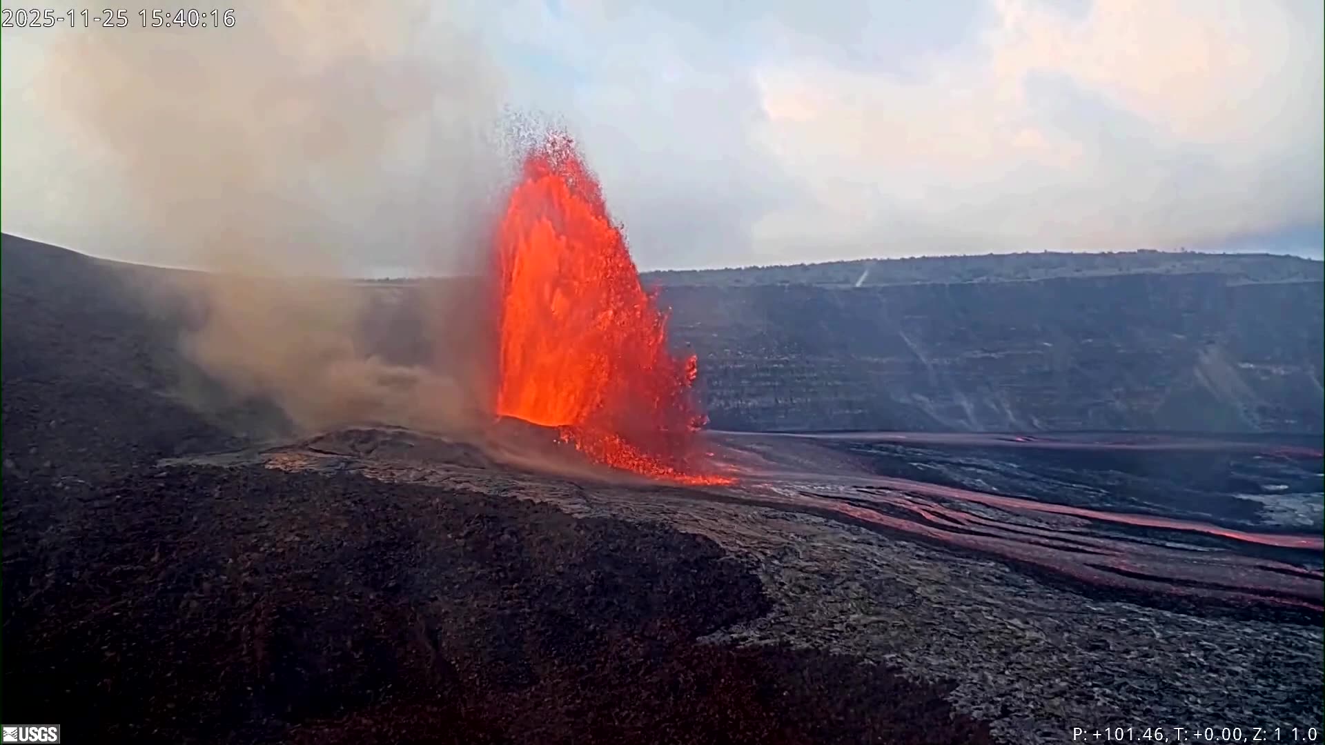Hawaiis Kilauea Volcano spews lava fountains 400-feet high