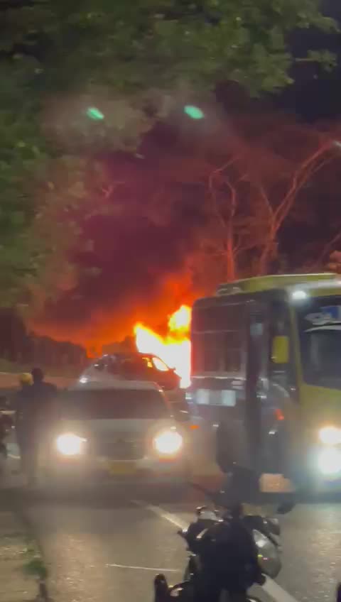INCENDIO DE CAMIONETA EN TURBACO