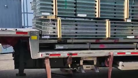 SHES TIGHT #ourtruckinglife #trucking #reallifetruckers #truckdriver #atruckerslife