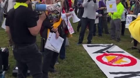 George Conway fails to start chant at No Kings protest