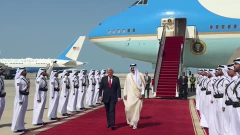 🚨🔥President Trump is greeted by the Emir of Qatar 🇺🇸🇶🇦 #USA #Qatar