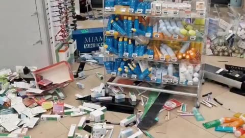 The usual suspect destroyed some cars and even a pharmacy (€ 50,000 in damages)