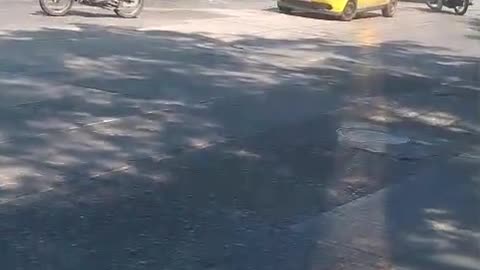 Trampa vial en plena intersección semaforizada en Santa Marta