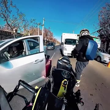 Una mujer atropelló a un anciano de 77 años y se dio a la fuga, pero un motorista la persiguió logra