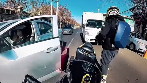 Una mujer atropelló a un anciano de 77 años y se dio a la fuga, pero un motorista la persiguió logra