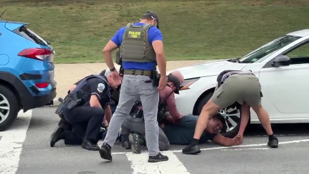 This pathetic Illegal Alien scumbag deserved every bit of this treatment.