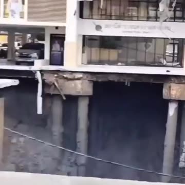 Video # 2 like from a disaster movie: In Thailand's capital Bangkok,a large-scale road collapse occurred