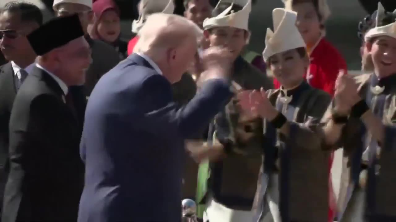 🚨 POTUS introduces the TRUMP DANCE to Malaysia.