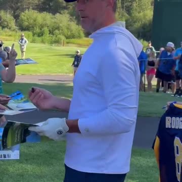 Aaron Rodgers called out an “autograph hound” and refused to sign his gear at the golf course.