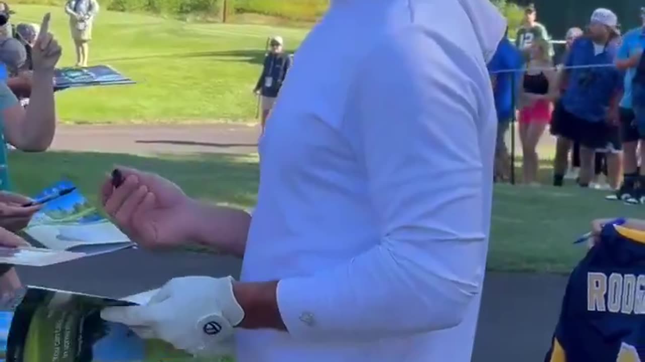 Aaron Rodgers called out an “autograph hound” and refused to sign his gear at the golf course.