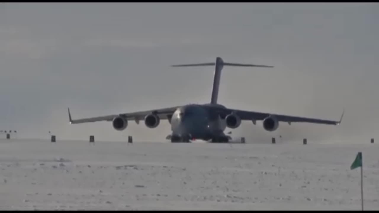 Giant #C17 GlobeMaster Takeoff Snowy Runway #Aviation #Fly #AeroArduino