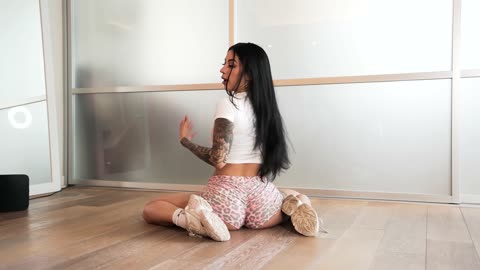 HOT GIRLS LEARN HOW TO TWERK ONE CHEEK AT A TIME ISOLATIONS TWERKING FOR BEGINNERS