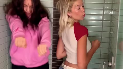 FRIENDS VS BEST FRIENDS SHOWERING #shorts