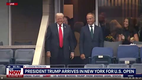 Tiếng reo hò từ khán giả khi Tổng thống Donald J. Trump bước vào Sân vận động Arthur Ashe ...