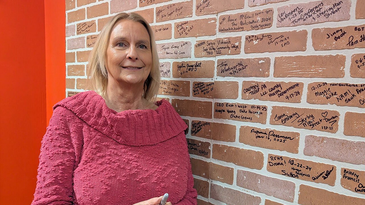 Along the Rock: The Arts Stream - Author Vicki Petta