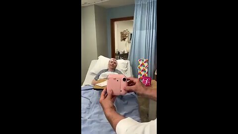Soldier returns home to propose to his girlfriend who is battling cancer