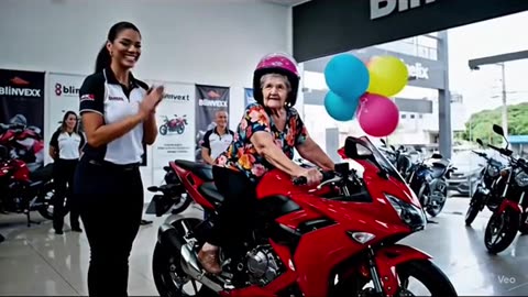 velha caindo da moto