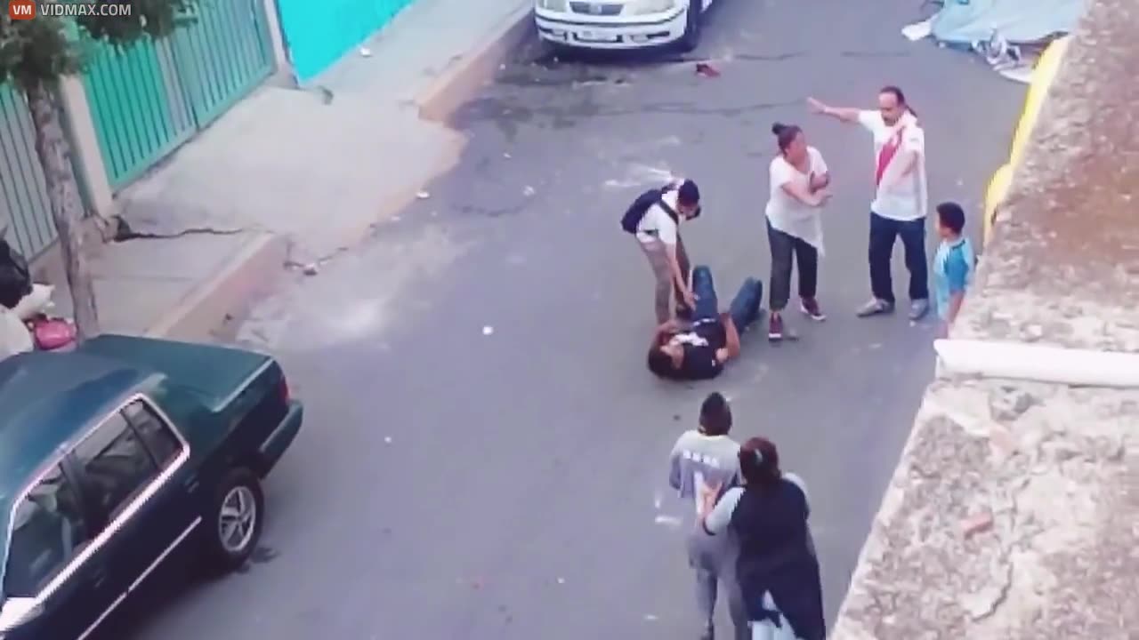 A Crazy Ass Street Fight In A Mexican Ghetto