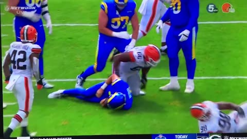 Browns #66 Adin Huntington 💨 Smokin the RAMS QB on back to back plays.