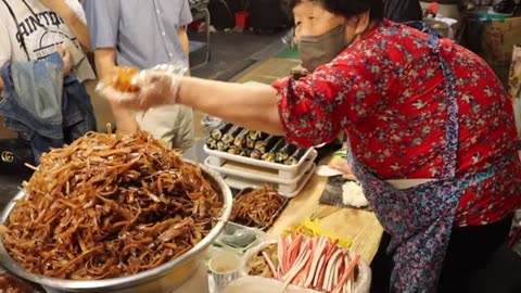 Stir-Frying a Mountain of This from Dawn and Stuffing It into Kimbap?! It Became a Massive Hit