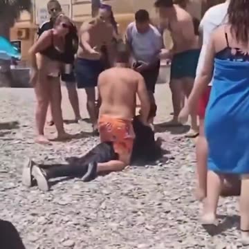 Dozens of boat migrants were tackled and detained by beachgoers after landing in Spain
