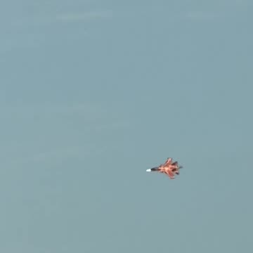 First images of the "orange" Su-34: Russia causes a stir with unusual paint job