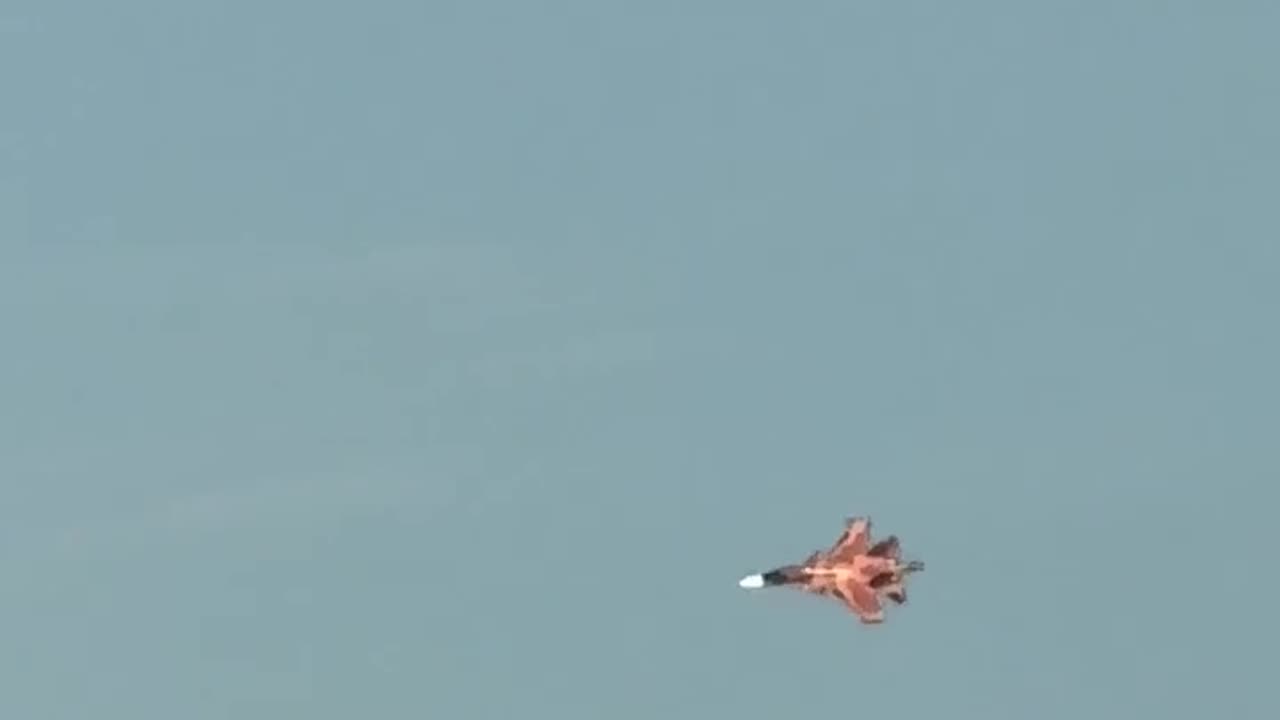 First images of the "orange" Su-34: Russia causes a stir with unusual paint job