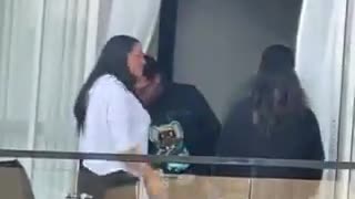 Mujer, aparentemente borracha, dispara al aire desde un balcón