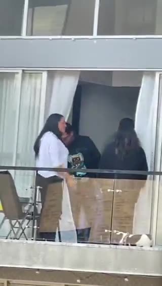 Mujer, aparentemente borracha, dispara al aire desde un balcón