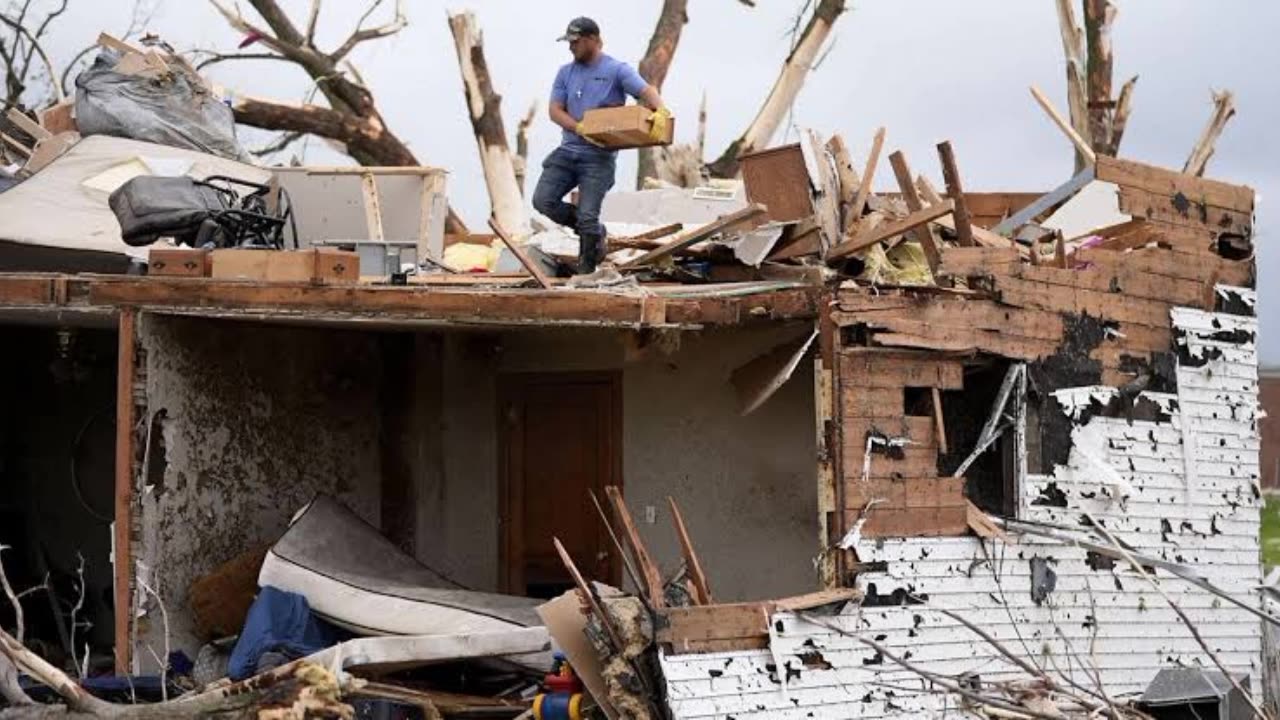 Sixteen dead after tornadoes tear through US states