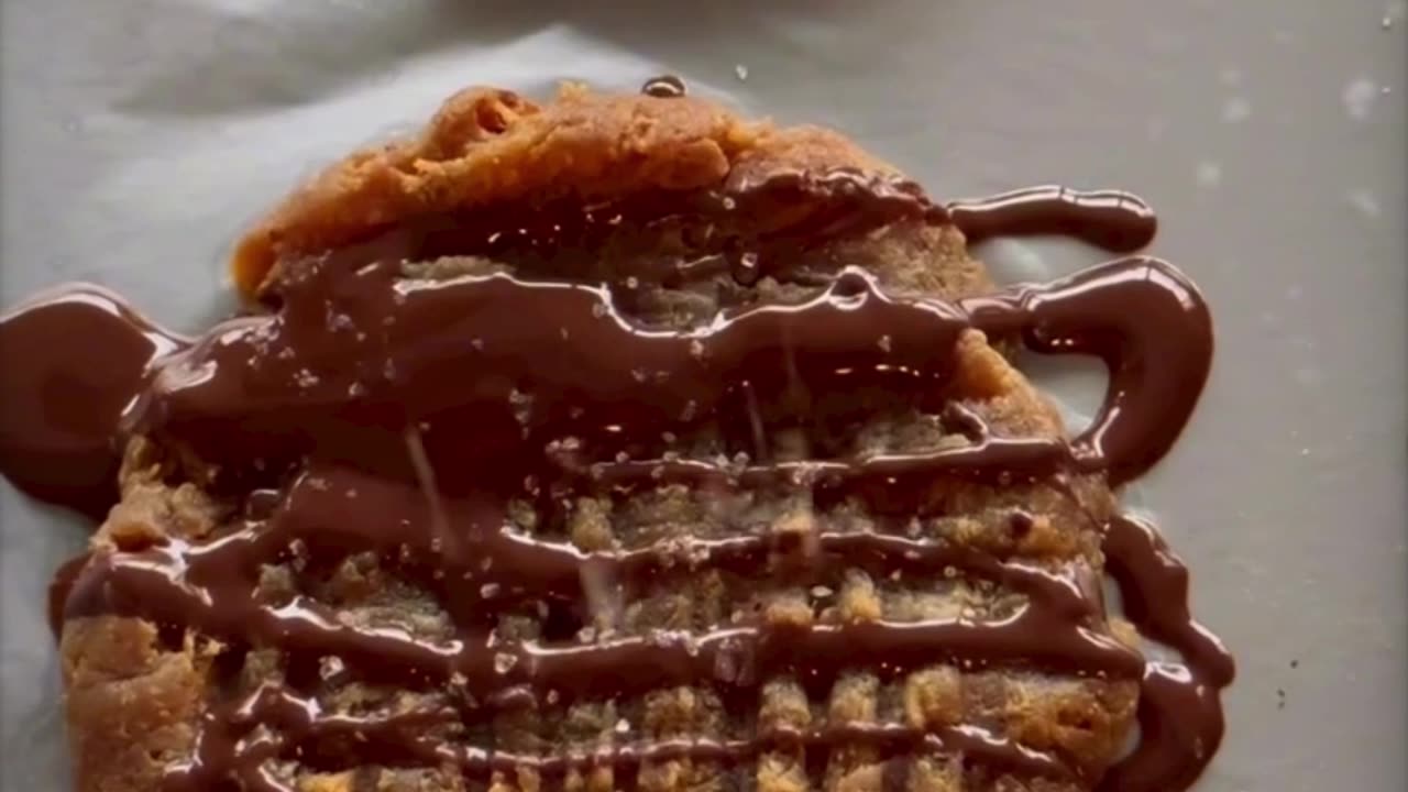 You have to try this healthier version of the 3 ingredient peanut butter cookie.